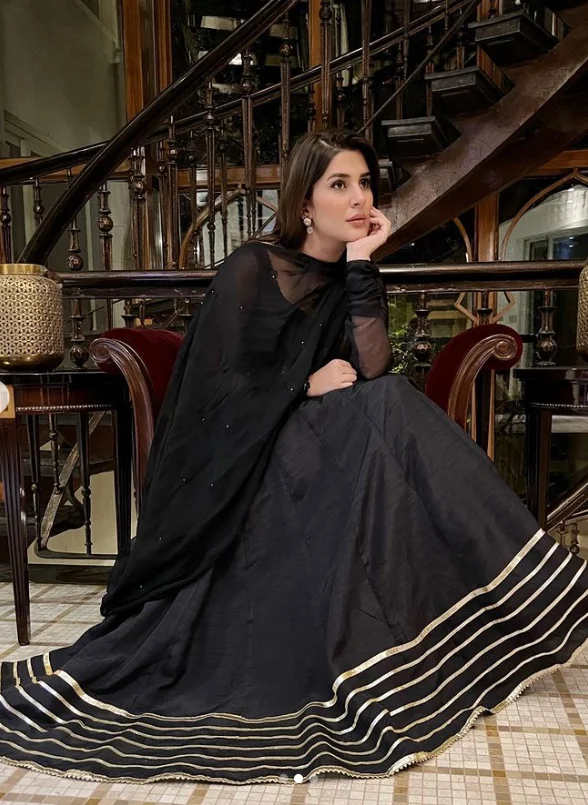 Kubra khan in black dress