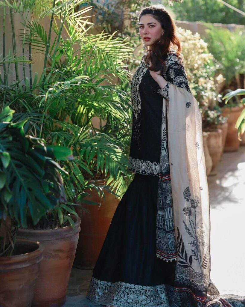 Naimal Khawar black and white outfit